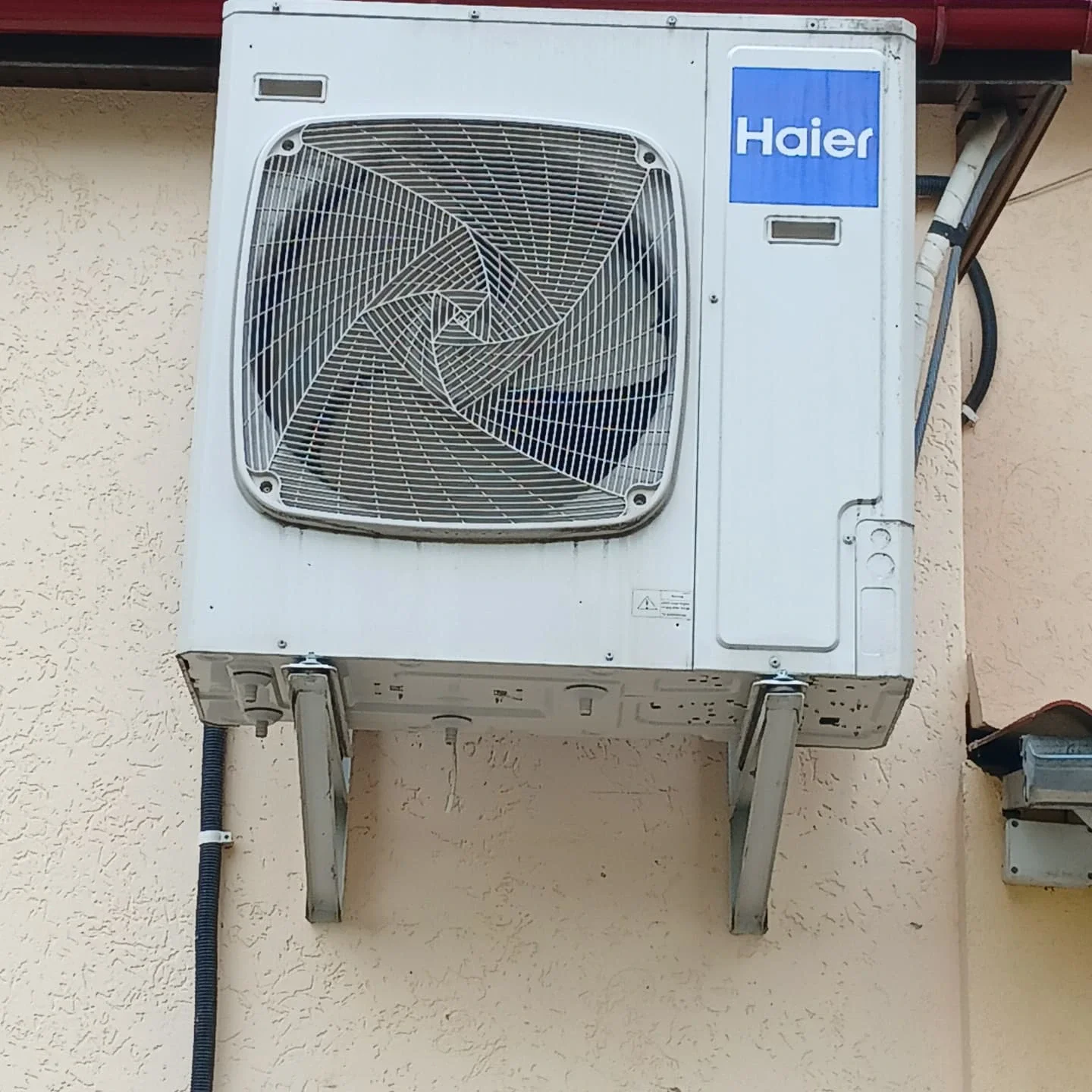 Монтаж наружного блока Haier на фасаде дома