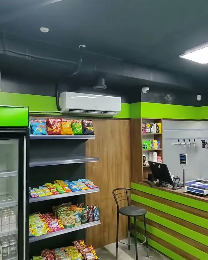 Сплит-система в интерьере продуктового маркета