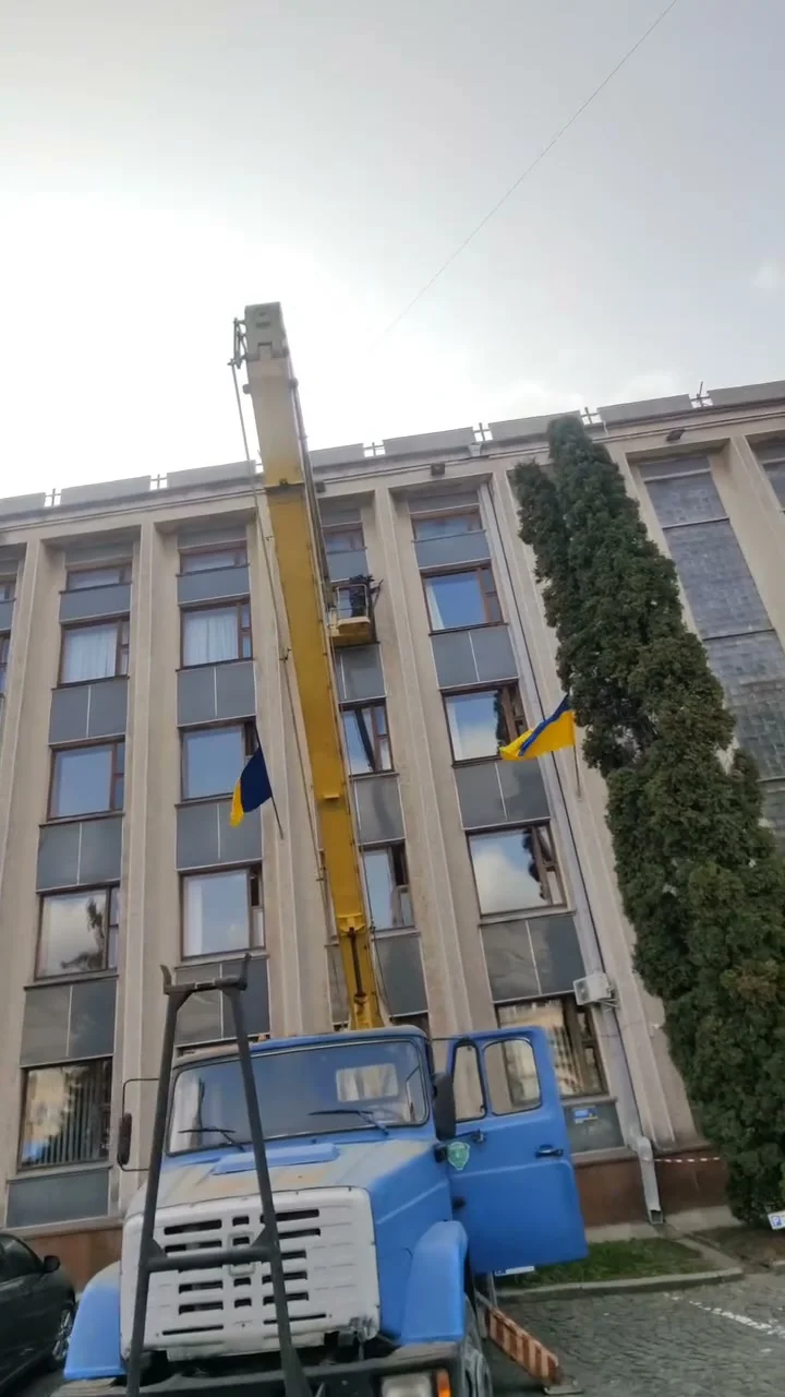 Высотный монтаж с мощной автовышки на 4-м этаже