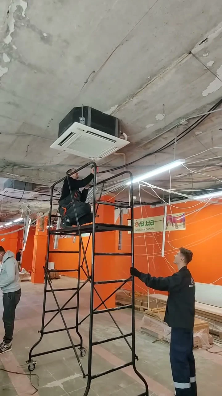 Монтаж 4-поточного кассетного кондиционера со строительных тур